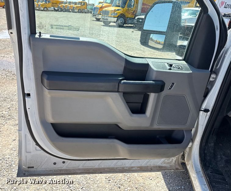 image for item GH9358 2019 Ford F250 Super Duty utility bed pickup truck