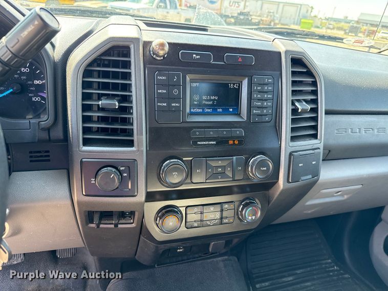 image for item GH9358 2019 Ford F250 Super Duty utility bed pickup truck