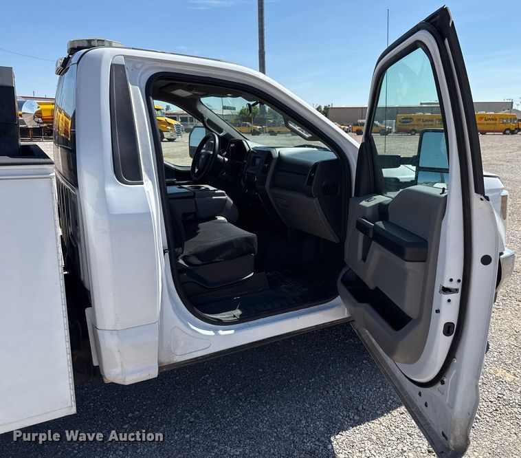 image for item GH9358 2019 Ford F250 Super Duty utility bed pickup truck