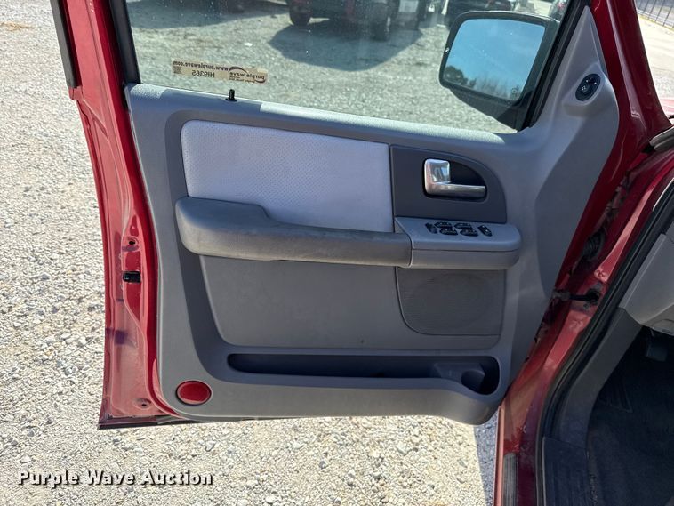 image for item HI9365 2004 Ford Expedition SUV