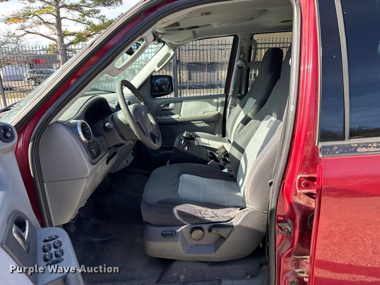 image for item HI9365 2004 Ford Expedition SUV