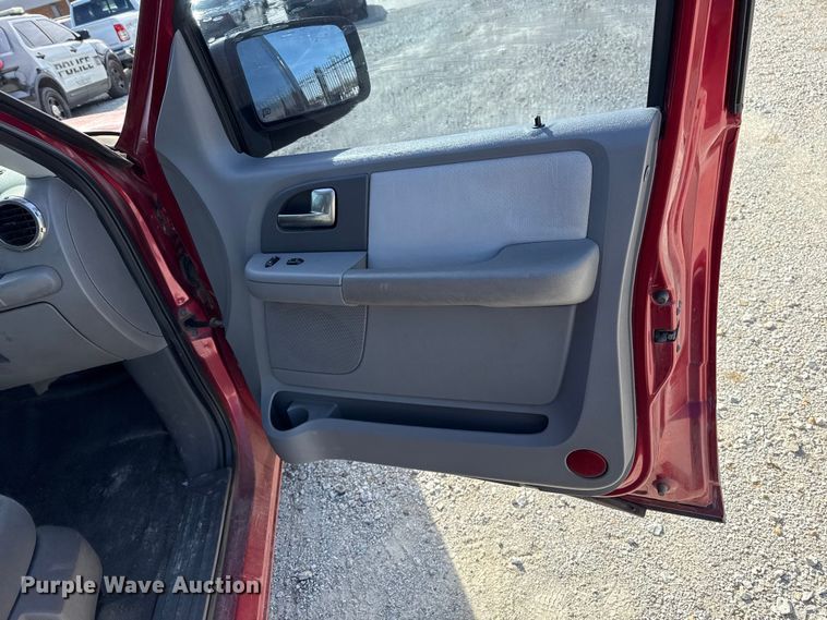 image for item HI9365 2004 Ford Expedition SUV