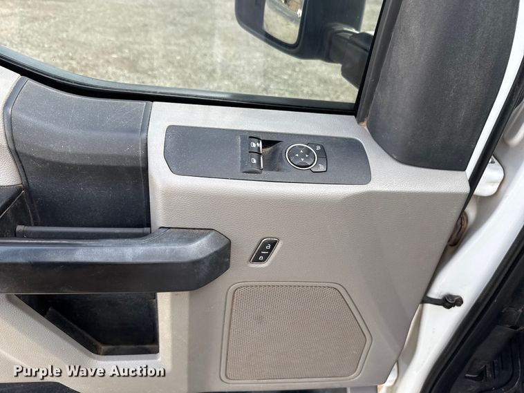 image for item HI9377 2017 Ford F350 Super Duty XL flatbed pickup truck