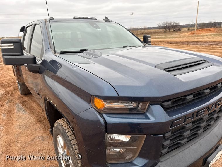 image for item HI9397 2021 Chevrolet Silverado 2500HD Crew Cab flatbed pickup truck