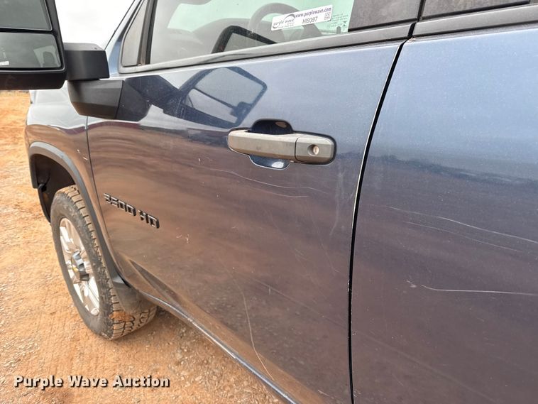 image for item HI9397 2021 Chevrolet Silverado 2500HD Crew Cab flatbed pickup truck