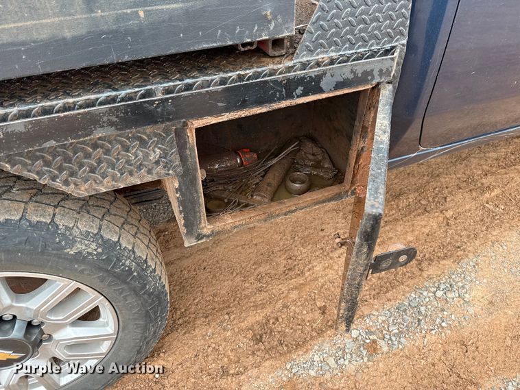 image for item HI9397 2021 Chevrolet Silverado 2500HD Crew Cab flatbed pickup truck