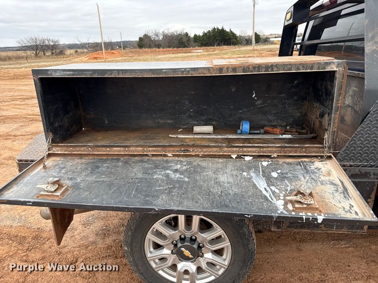 image for item HI9397 2021 Chevrolet Silverado 2500HD Crew Cab flatbed pickup truck