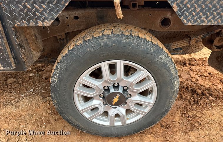 image for item HI9397 2021 Chevrolet Silverado 2500HD Crew Cab flatbed pickup truck