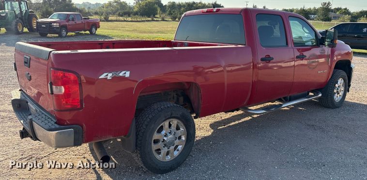 image for item IE9190 2011 Chevrolet Silverado 3500HD Crew Cab pickup truck