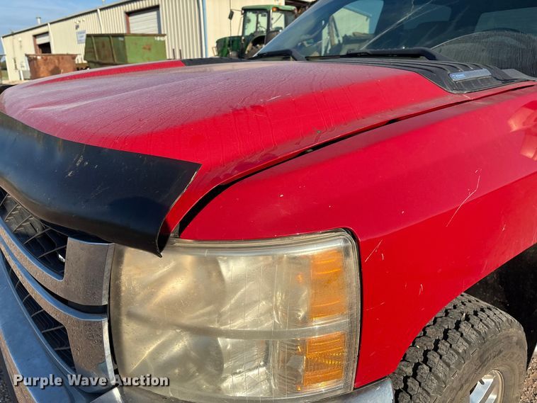 image for item IE9190 2011 Chevrolet Silverado 3500HD Crew Cab pickup truck