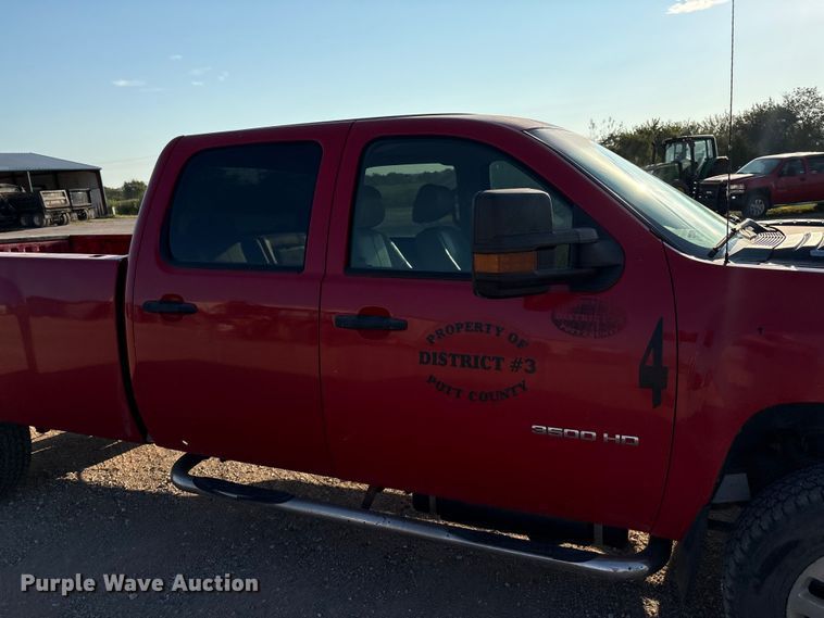 image for item IE9190 2011 Chevrolet Silverado 3500HD Crew Cab pickup truck