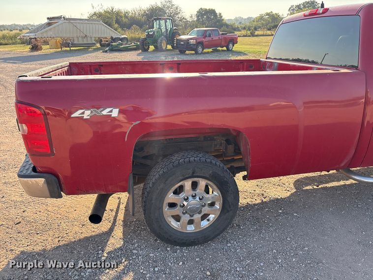 image for item IE9190 2011 Chevrolet Silverado 3500HD Crew Cab pickup truck