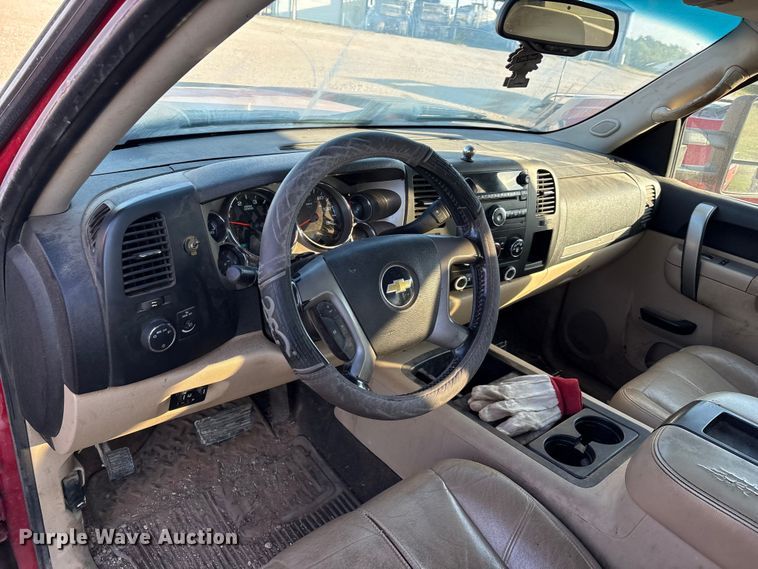 image for item IE9190 2011 Chevrolet Silverado 3500HD Crew Cab pickup truck