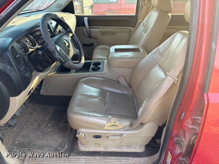 image for item IE9190 2011 Chevrolet Silverado 3500HD Crew Cab pickup truck