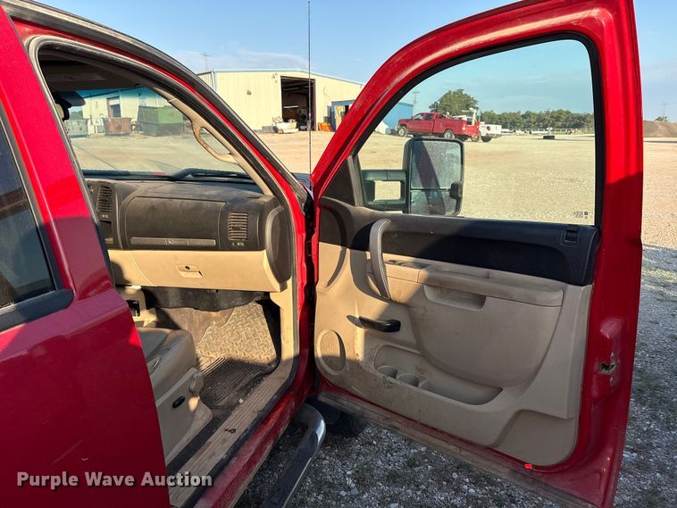 image for item IE9190 2011 Chevrolet Silverado 3500HD Crew Cab pickup truck