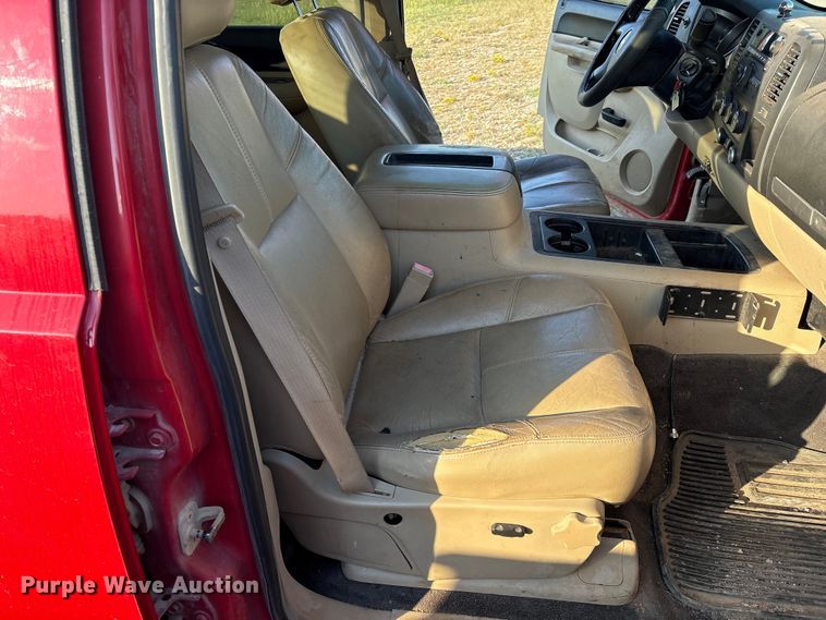 image for item IE9190 2011 Chevrolet Silverado 3500HD Crew Cab pickup truck