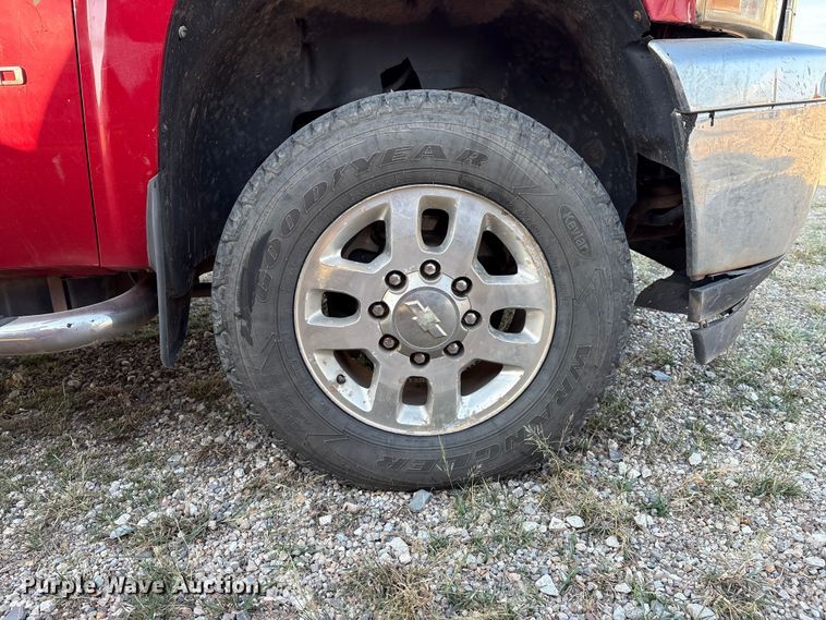 image for item IE9190 2011 Chevrolet Silverado 3500HD Crew Cab pickup truck