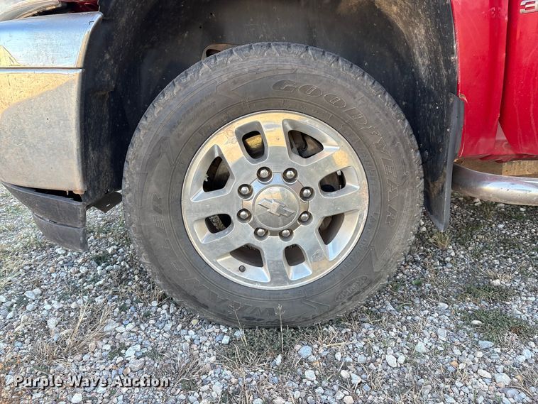 image for item IE9190 2011 Chevrolet Silverado 3500HD Crew Cab pickup truck