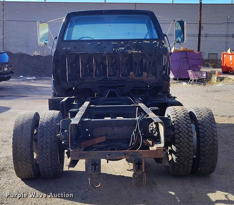 image for item IH9350 1992 GMC C6500 truck cab and chassis