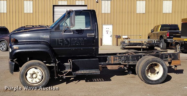 image for item IH9350 1992 GMC C6500 truck cab and chassis