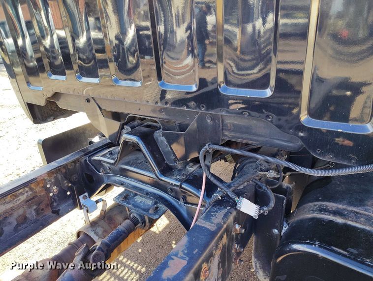 image for item IH9350 1992 GMC C6500 truck cab and chassis