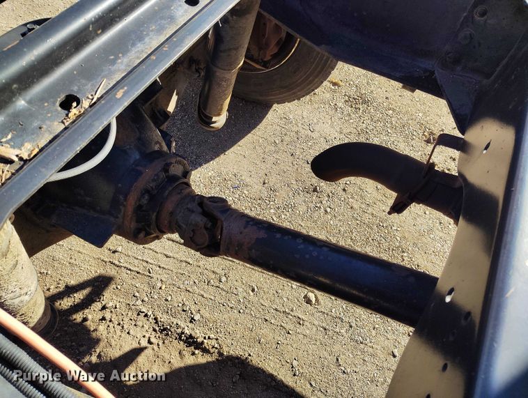 image for item IH9350 1992 GMC C6500 truck cab and chassis