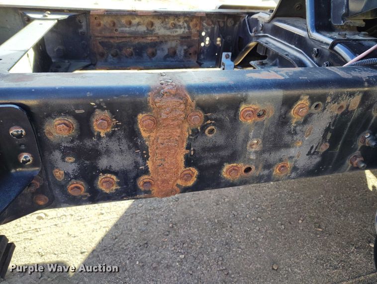 image for item IH9350 1992 GMC C6500 truck cab and chassis