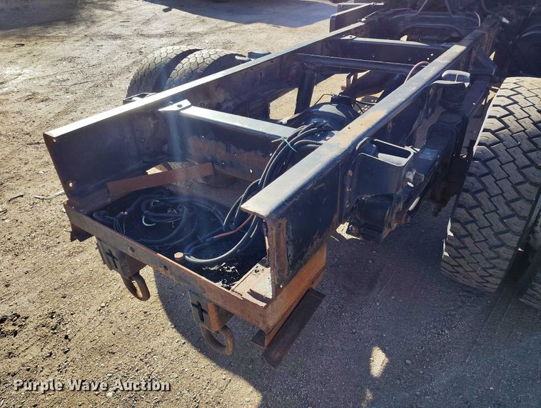 image for item IH9350 1992 GMC C6500 truck cab and chassis