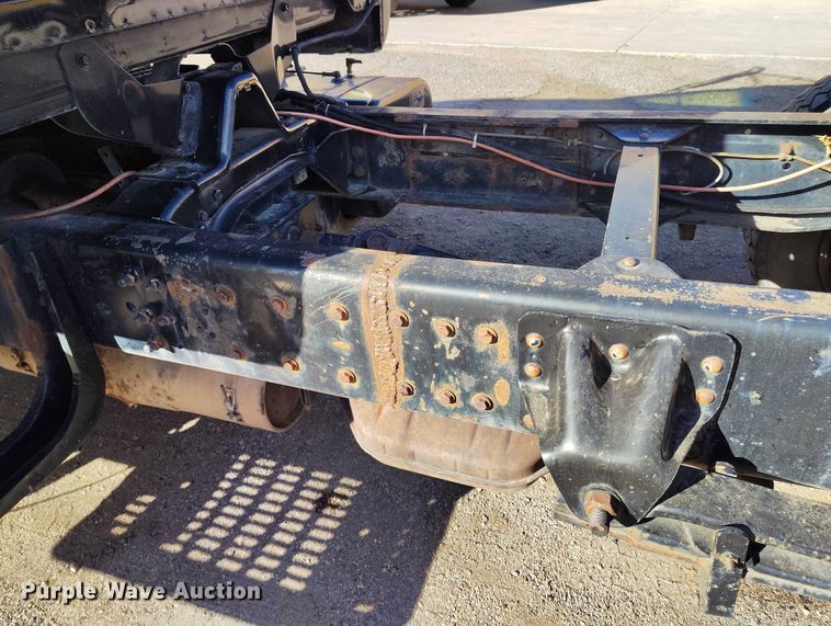 image for item IH9350 1992 GMC C6500 truck cab and chassis