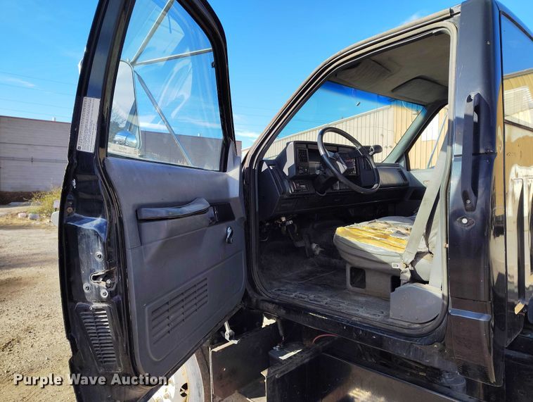 image for item IH9350 1992 GMC C6500 truck cab and chassis