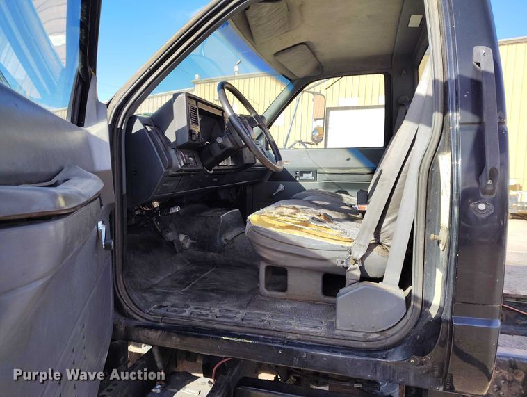 image for item IH9350 1992 GMC C6500 truck cab and chassis