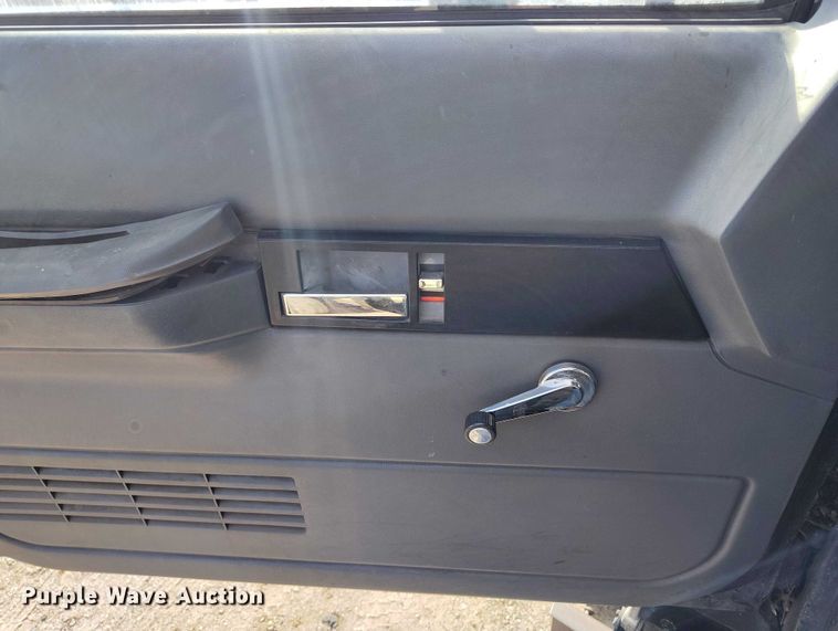 image for item IH9350 1992 GMC C6500 truck cab and chassis