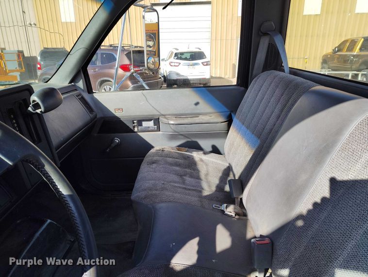 image for item IH9350 1992 GMC C6500 truck cab and chassis