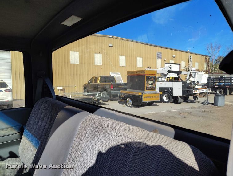 image for item IH9350 1992 GMC C6500 truck cab and chassis