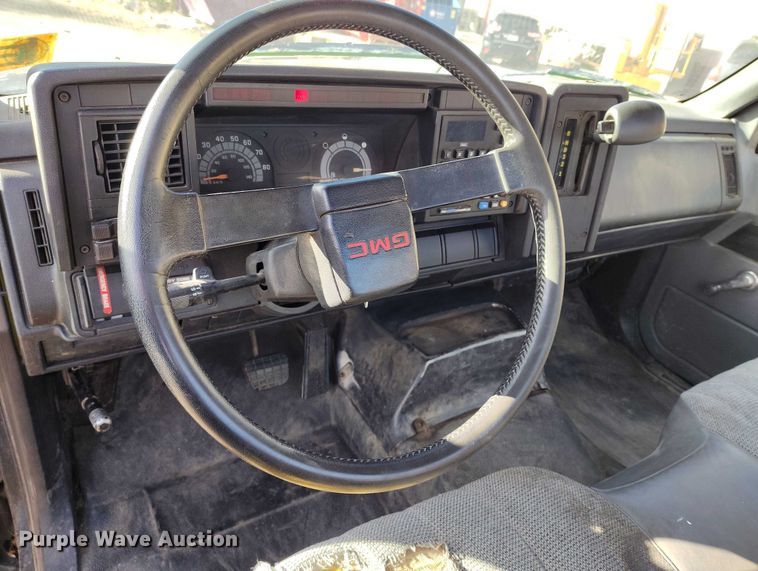 image for item IH9350 1992 GMC C6500 truck cab and chassis