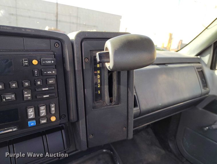 image for item IH9350 1992 GMC C6500 truck cab and chassis