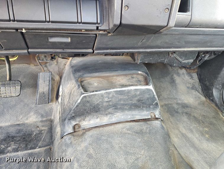 image for item IH9350 1992 GMC C6500 truck cab and chassis