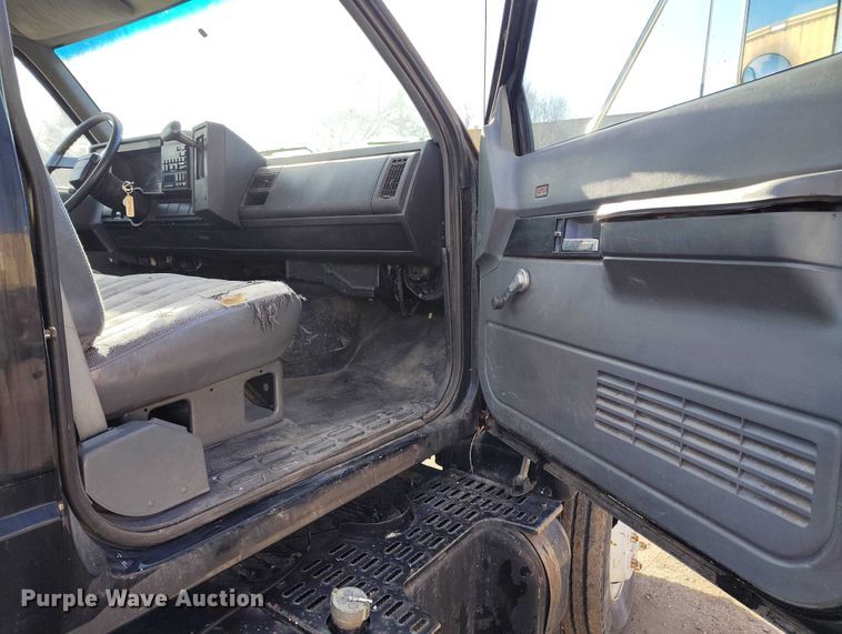 image for item IH9350 1992 GMC C6500 truck cab and chassis