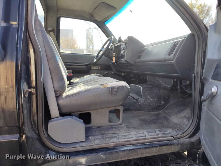 image for item IH9350 1992 GMC C6500 truck cab and chassis