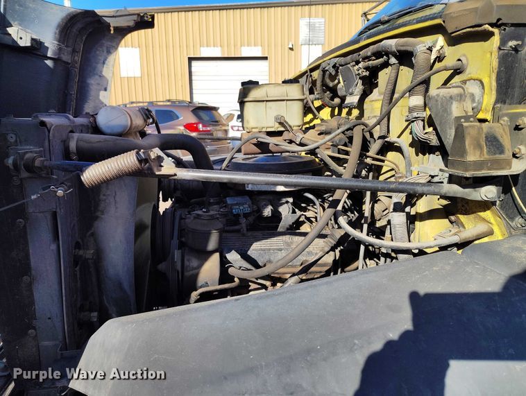 image for item IH9350 1992 GMC C6500 truck cab and chassis