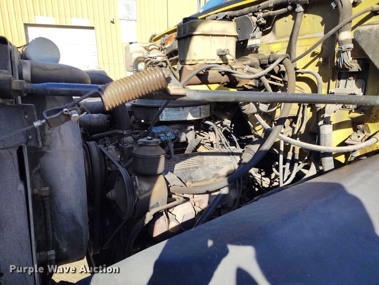 image for item IH9350 1992 GMC C6500 truck cab and chassis