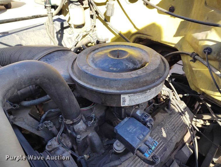 image for item IH9350 1992 GMC C6500 truck cab and chassis