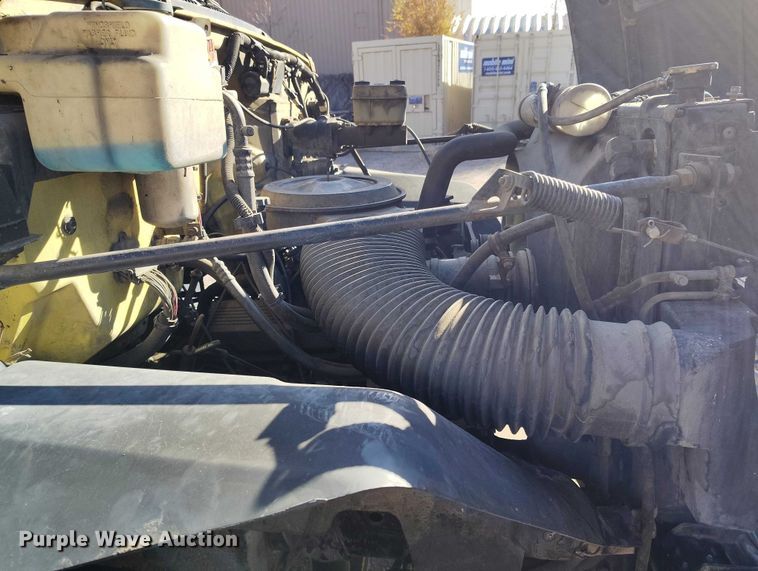 image for item IH9350 1992 GMC C6500 truck cab and chassis