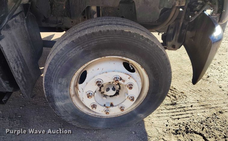 image for item IH9350 1992 GMC C6500 truck cab and chassis