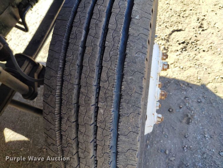 image for item IH9350 1992 GMC C6500 truck cab and chassis