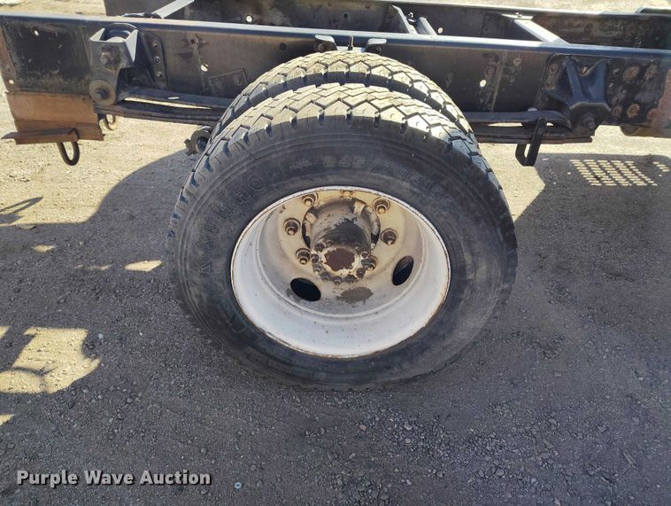 image for item IH9350 1992 GMC C6500 truck cab and chassis