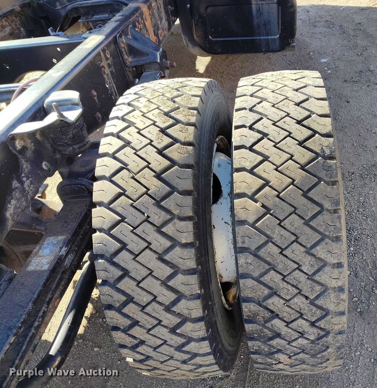 image for item IH9350 1992 GMC C6500 truck cab and chassis