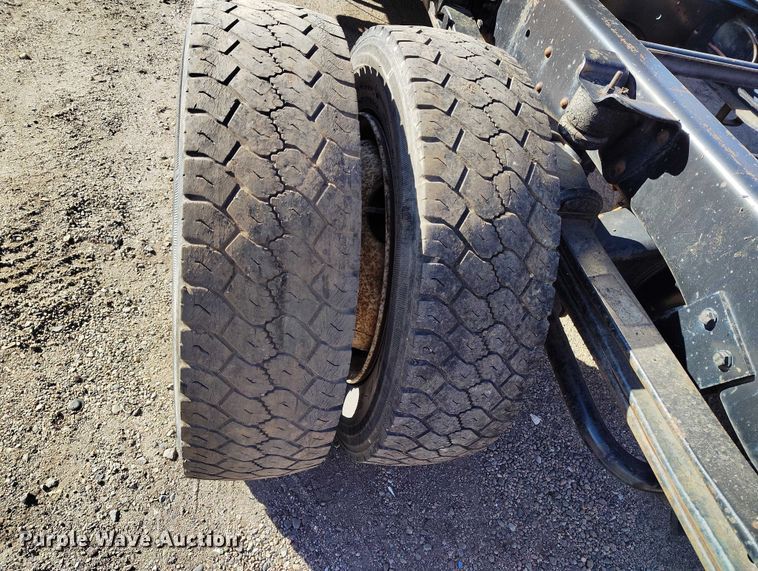 image for item IH9350 1992 GMC C6500 truck cab and chassis