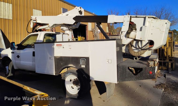 image for item IH9356 2002 Ford F550 Super Duty bucket truck
