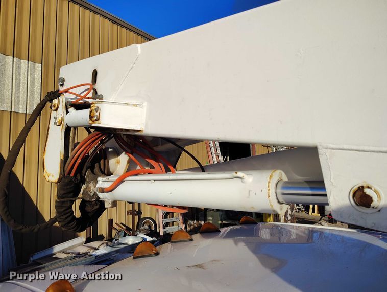 image for item IH9356 2002 Ford F550 Super Duty bucket truck